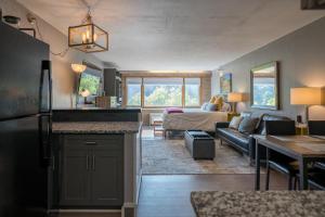 eine Küche und ein Wohnzimmer mit einer Couch und einem Tisch in der Unterkunft Tamarron Lodge Studio - 109 in Durango