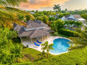 uma vista aérea de uma casa com piscina em Coconut Grove 8 Luxury Villa by Island Villas em Saint James