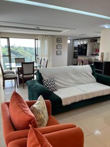 - un salon avec un lit et un canapé dans l'établissement Casa em Bananeiras - Condomínio Caminhos da Serra, à Bananeiras