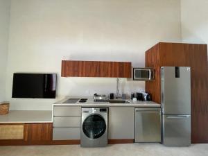  La cuisine est équipée d'un réfrigérateur et d'un lave-vaisselle. dans l'établissement Las Lupitas Hotel Boutique, à Campeche