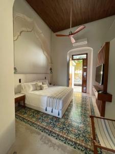 - une chambre avec un lit et une télévision dans l'établissement Las Lupitas Hotel Boutique, à Campeche