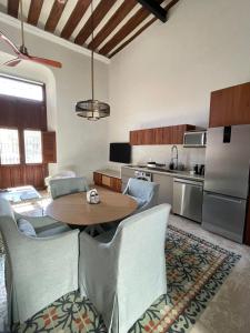 cocina con mesa y sillas en una habitación en Las Lupitas Hotel Boutique, en Campeche