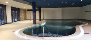 una gran piscina en un edificio con piscina en Apartamento Almar - Piscina climatizada, en Mojácar