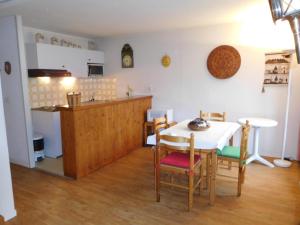 eine Küche und ein Esszimmer mit einem Tisch und Stühlen in der Unterkunft Studio Chamonix-Mont-Blanc, 2 pièces, 4 personnes - FR-1-517-51 in Chamonix-Mont-Blanc