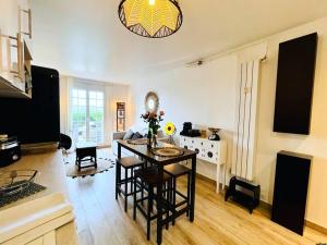 Η κουζίνα ή μικρή κουζίνα στο Boho Garden- Trouville-sur-Mer +6 φωτογραφίες