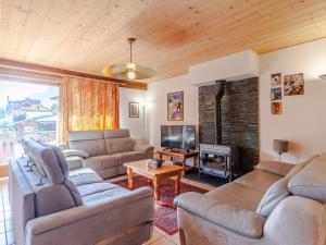 uma sala de estar com sofás e uma lareira em Appartement Morzine, 4 pièces, 8 personnes - FR-1-754-13 em Morzine