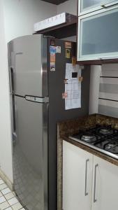 uma cozinha com um frigorífico de aço inoxidável e um fogão em TOTAL Mar em Niterói