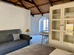 uma sala de estar com um sofá e uma mesa em Casa Cordón em Montilla