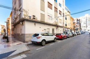 uma fila de carros estacionados ao lado de uma rua em FANTASTICO CENTRO ESTACIONES em Málaga