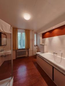 baño grande con bañera grande y lavamanos en City Hotel Bauer mit Aufzug with elevator, en Núremberg
