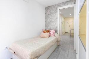 um quarto com uma cama com almofadas cor-de-rosa em FANTASTICO CENTRO ESTACIONES em Málaga