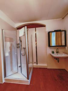 un bagno con doccia e lavandino di City Hotel Bauer mit Aufzug with elevator a Norimberga
