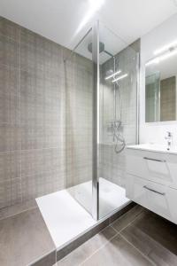 bagno con doccia e lavandino di Esprit Marvel: 2 chambres- fibre- balcon- parking a Grenoble
