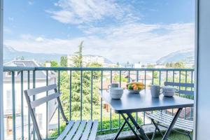 un tavolo con un cesto di frutta sul balcone di Esprit Marvel: 2 chambres- fibre- balcon- parking a Grenoble