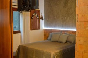 a bedroom with a bed in a room at Vila Manguezal, 2 suítes com opção de piscina e sauna integrada privativas na rota ecológica dos Milagres in Pôrto de Pedras