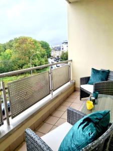 einen Balkon mit einem Tisch und Stühlen in der Unterkunft Large 2 Bedrooms in Center with Terrace & Parking-41b in Luxemburg (Stadt)