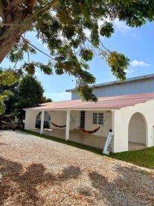 een wit huis met een rood dak en een oprit bij Salinas, amplia casa vacacional para 12 in Salinas