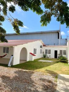 een groot wit gebouw met een rood dak bij Salinas, amplia casa vacacional para 12 in Salinas