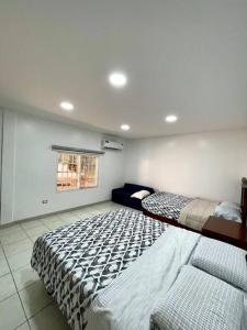 Een bed of bedden in een kamer bij Salinas, amplia casa vacacional para 12