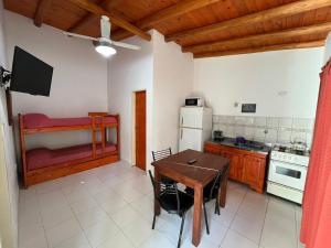 a kitchen with a table and a bunk bed at Complejo El Ensueño in Colón