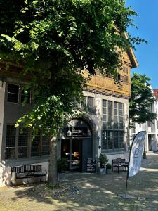 ein Gebäude mit Bänken und einem Baum davor in der Unterkunft Schickes Studio in bester Lage in Bad Salzuflen