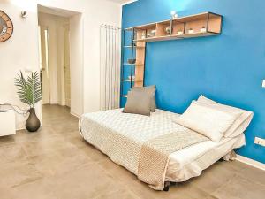 パレルモにあるCasa Marcheseの青い壁のベッドルーム1室、ベッド1台が備わります。
