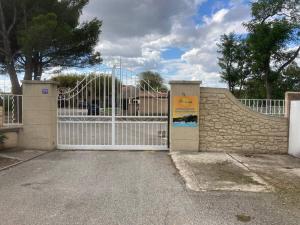 um portão com uma cerca e um portão com um portão em Appartement « Mexico », Avignon em Avignon