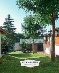 una señal en el patio de una casa en Complejo El Ensueño, en Colón