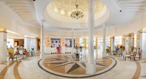 una hall di un hotel con un lampadario di Abou Sofiane Hotel a Port El Kantaoui