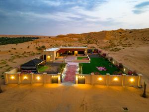 una vista aerea di una casa nel deserto di استراحة الكثبان a Ḩawīyah