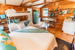 1 Schlafzimmer mit 2 Etagenbetten und einer Küche in der Unterkunft Big Blue Lake Cottages, LLC - Cottage #5 in Holton