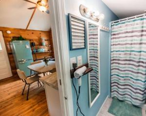eine Küche und ein Esszimmer mit einem Telefon in einem Zimmer in der Unterkunft Big Blue Lake Cottages, LLC - Cottage #5 in Holton