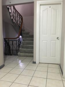 korytarzem z białymi drzwiami i schodami w obiekcie Second Home Hostel w Stambule