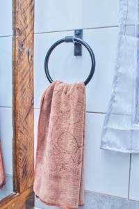 uma toalha castanha pendurada num toalheiro na casa de banho em Jabulani Private Villas em Arusha