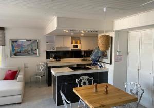 a kitchen and living room with a table and a couch at Apartamentos Commodore Bay Club in San Andrés