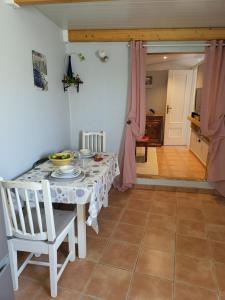 uma sala de jantar com mesa e cadeiras em Apartamento Sol em La Vegueta