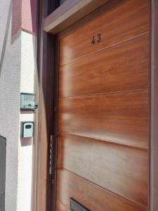 Una puerta de madera con la puerta. en Apartamento El Hidalgo, en Alcalá de Henares