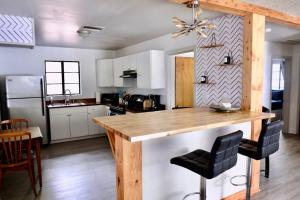 een keuken met een houten aanrecht in een kamer bij 3BR Downtown House with Yard by UF in Gainesville
