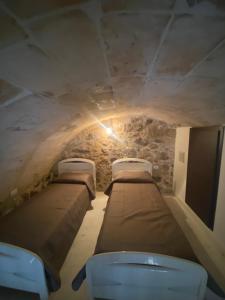 una fila de camas en una habitación con un túnel en Dory’s House, en Ragusa