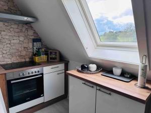 RüthenにあるWohnung in Kallenhardter Heideのキッチン(コンロ、窓付)