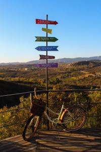 a bike parked next to a sign with street signs at Origen75 Loft - Villas - Skypool - Viñedo, Valle de Guadalupe in Valle de Guadalupe