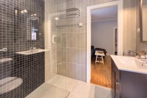 Un baño con ducha, inodoro y lavabo. en Apartamentos Santa Lucia, en Cabezón de la Sal 37 fotos más