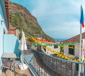 balcón con mesa y vistas al océano en Buzz Apartment, en Jardim do Mar