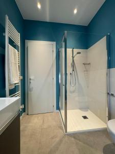 W łazience znajduje się prysznic ze szklanymi drzwiami. w obiekcie Casa i Portici w Arezzo