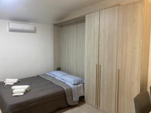een kleine slaapkamer met een bed en een kast bij Casa vacanza Nicole in Caltagirone
