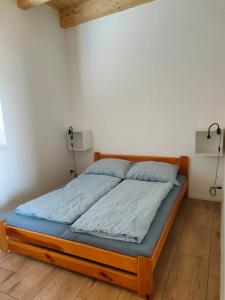 sypialnia z łóżkiem z niebieskim materacem w obiekcie Panorama house Brdy w Przybramiu