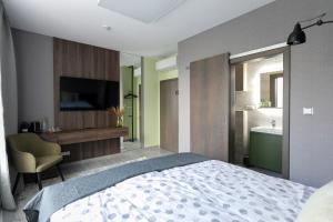 ein Schlafzimmer mit einem Bett und ein Badezimmer mit einem Waschbecken in der Unterkunft LUONG Europe Apartments in Prag
