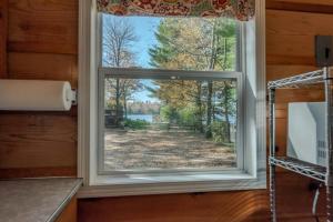 una finestra in bagno con vista su un cortile di Big Blue Lake Cottages, LLC - Cottage #3 a Holton