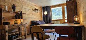 une chambre avec une table, des chaises et une fenêtre dans l'établissement Studio La Mongie - Tourmalet au pied des pistes, à La Mongie