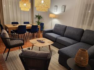 サン・ハビエルにあるKing`s Apartamentsのリビングルーム(ソファ、テーブル、椅子付)
